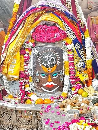 Ujjain Mahakal: भस्म आरती में बाबा महाकाल ने ॐ लगाकर दिया शांति का संदेश, पहनाई रुद्राक्ष की माला