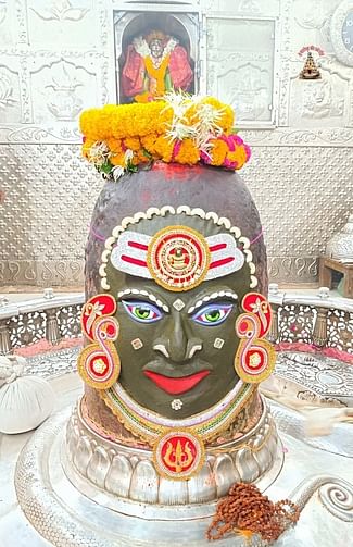 Ujjain News: मस्तक पर त्रिपुंड तो गले में मखाने की माला के साथ सजे बाबा महाकाल, भस्म आरती में हुआ विशेष शृंगार