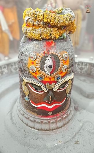 Mahakal Bhasm Aarti: भांग शृंगार पर त्रिनेत्र स्वरूप में सजे बाबा महाकाल, भक्तों के लिए सुबह चार बजे जागे