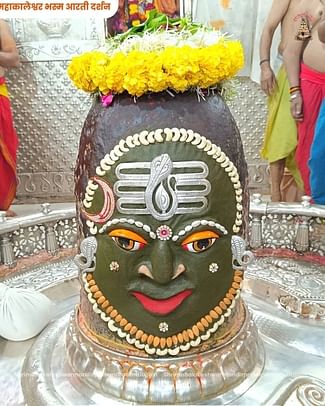 Ujjain Mahakal: त्रिपुंड और रुद्राक्ष की माला पहनकर सजे बाबा महाकाल, भस्म आरती में हुए दिव्य स्वरूप के दर्शन