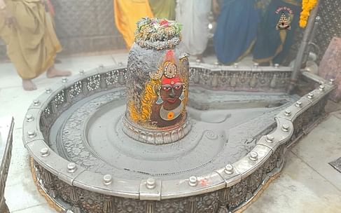 Ujjain News: मोगरे और रुद्राक्ष की माला पहनकर भस्म आरती में सजे बाबा महाकाल, हजारों श्रद्धालुओं ने किए दर्शन