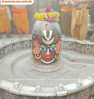 Mahakal Bhasm Aarti: मस्तक पर वैष्णव तिलक और चंद्र लगाकर सजे राजाधिराज, भस्म आरती में जय श्री महाकाल की गूंज