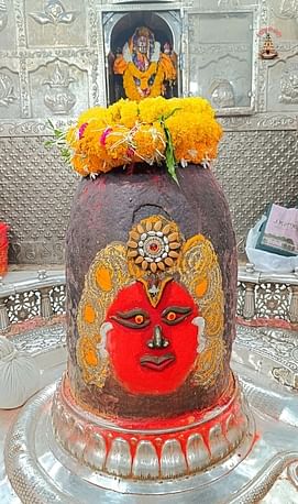 Ujjain News: अमावस्या पर मस्तक पर त्रिपुंड और गले में रुद्राक्ष की माला पहनकर सजे बाबा महाकाल, फिर रमाई भस्म