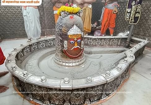 Ujjain Mahakal: कृष्ण पक्ष की द्वादशी पर बाबा महाकाल ने धारण किया नया मुकुट, वैष्णव तिलक लगाकर हुआ शृंगार Ujjain Mahakal: कृष्ण पक्ष की द्वादशी पर बाबा महाकाल ने धारण किया नया मुकुट, वैष्णव तिलक लगाकर हुआ शृंगार