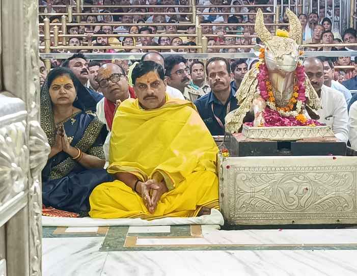 Ujjain Mahakal: मस्तक पर त्रिपुंड लगाकर सजे बाबा महाकाल, मुख्यमंत्री डॉ. मोहन यादव भी भस्म आरती में हुए शामिल