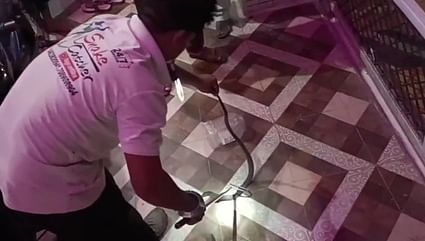 Cobra in Bike: बाइक के हैंडल में छुपा जहरीला कोबरा, सर्पमित्र ने सुरक्षित रेस्क्यू कर टाली अनहोनी Cobra in Bike: बाइक के हैंडल में छुपा जहरीला कोबरा, सर्पमित्र ने सुरक्षित रेस्क्यू कर टाली अनहोनी