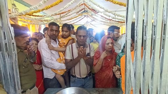Dewas News: महाशिवरात्रि के अवसर पर देवास के प्रसिद्ध बिलावली मंदिर में देर रात तक लगा भक्तों का तांता