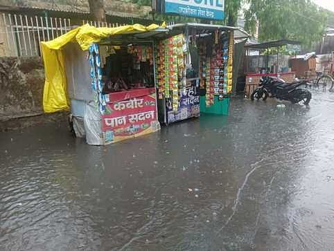 Sehore news: नौतपे के पहले ही तेज बारिश के साथ गिरे ओले, आंधी से कई पेड़ हुए धराशायी, बिजली पोल टूटे