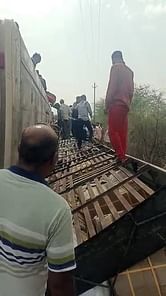 Ujjain News: असंतुलित होकर पलटी यात्रियों से भरी बस, ग्राम कमेड के पास हादसा, 12 से अधिक घायल