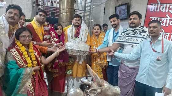 Ujjain News: मनोकामना पूरी होने पर बाबा महाकाल के दरबार पहुंचा गोरखपुर का परिवार, चढ़ाया दो किलो चांदी का छत्र Ujjain News: मनोकामना पूरी होने पर बाबा महाकाल के दरबार पहुंचा गोरखपुर का परिवार, चढ़ाया दो किलो चांदी का छत्र