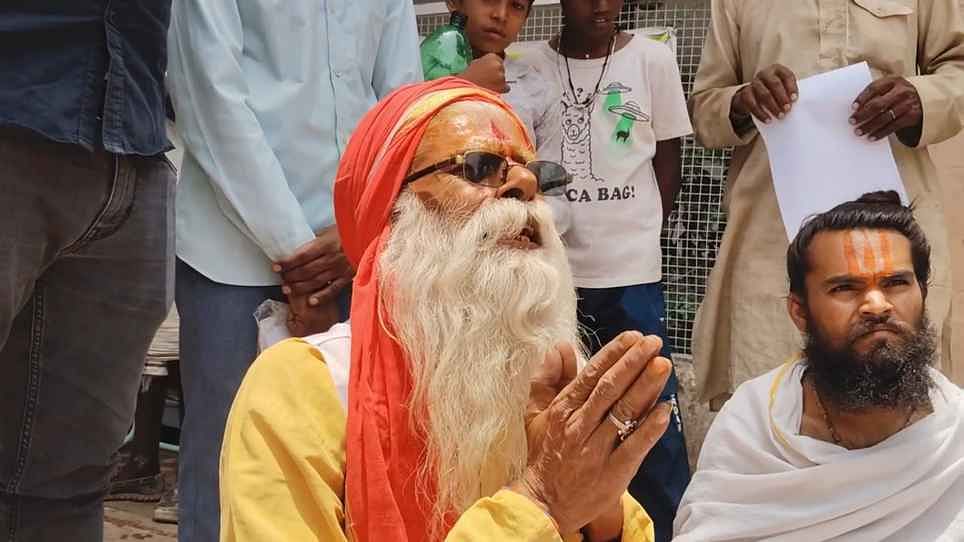 Chhatarpur News: हिंदुओं से क्यों परेशान हैं रामलला मंदिर के महंत, कलेक्ट्रेट पहुंच इस्लाम अपनाने की कही बात