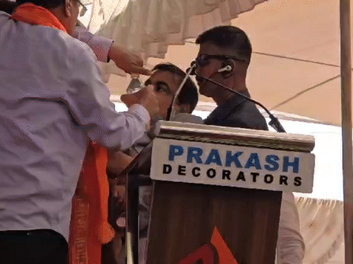 नितिन गडकरी महाराष्ट्र में चुनावी रैली में बेहोश हुए: सुरक्षाकर्मी उठाकर मंच से नीचे लाया; 2018 में अहमदनगर के कार्यक्रम में भी बेहोश हुए थे