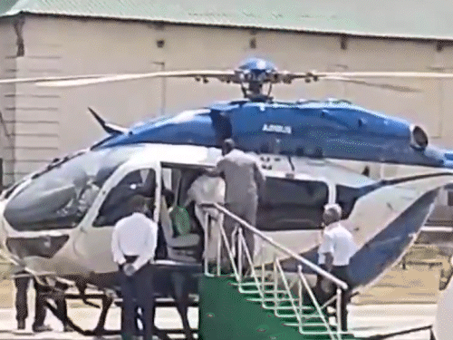 हेलिकॉप्टर में चढ़ने के दौरान ममता लड़खड़ाकर गिरीं: दुर्गापुर में हादसा; पिछले महीने घर में गिरने से सिर पर चोट लगी थी