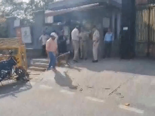 दिल्ली-NCR के कई स्कूलों में बम की धमकी: एक ही ई-मेल से धमकी भेजी गई; बम स्क्वॉड-पुलिस टीमें रवाना, स्कूलों को खाली कराया दिल्ली-NCR के कई स्कूलों में बम की धमकी: एक ही ई-मेल से धमकी भेजी गई; बम स्क्वॉड-पुलिस टीमें रवाना, स्कूलों को खाली कराया
