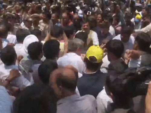 केजरीवाल बोले- PM ने ऑपरेशन झाड़ू लॉन्च किया: AAP नेताओं को गिरफ्तार करेंगे, अकाउंट फ्रीज करेंगे, पार्टी दफ्तर बंद कराएंगे केजरीवाल बोले- PM ने ऑपरेशन झाड़ू लॉन्च किया: AAP नेताओं को गिरफ्तार करेंगे, अकाउंट फ्रीज करेंगे, पार्टी दफ्तर बंद कराएंगे