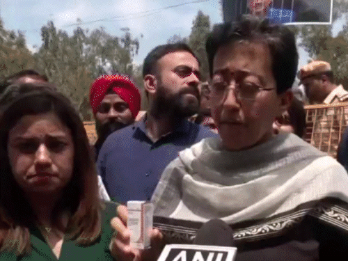 आतिशी इंसुलिन लेकर जेल पहुंचीं: बोलीं- केंद्र सरकार अंग्रेजों से ज्यादा क्रूर; तिहाड़ प्रशासन ने केजरीवाल के लिए डॉक्टर मांगा, AIIMS को चिट्ठी लिखी