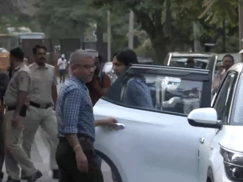 केजरीवाल के घर में स्वाति मालीवाल केस का सीन रीक्रिएट: पुलिस ने स्टाफ से पूछताछ की; PA पर आरोप- स्वाति की शर्ट खींची, पेट पर लात मारी