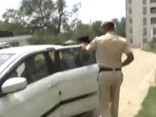 बदसलूकी केस में स्वाति का बयान लेने पहुंची दिल्ली पुलिस: केजरीवाल के पीए पर 3 दिन पहले मारपीट का आरोप; महिला आयोग का बिभव को नोटिस बदसलूकी केस में स्वाति का बयान लेने पहुंची दिल्ली पुलिस: केजरीवाल के पीए पर 3 दिन पहले मारपीट का आरोप; महिला आयोग का बिभव को नोटिस