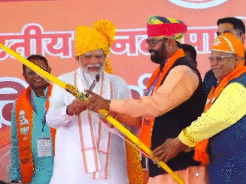 PM मोदी-राहुल के चुनावी भाषणों पर EC का नोटिस: भाषण में नफरत फैलाने का आरोप, भाजपा-कांग्रेस पार्टी के अध्यक्षों से 29 अप्रैल तक जवाब मांगा