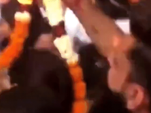 कन्हैया कुमार को प्रचार के दौरान व्यक्ति ने थप्पड़ मारा: माला पहनाने के बहाने आया था, कन्हैया के समर्थकों ने हमलावर की पिटाई की कन्हैया कुमार को प्रचार के दौरान व्यक्ति ने थप्पड़ मारा: माला पहनाने के बहाने आया था, कन्हैया के समर्थकों ने हमलावर की पिटाई की