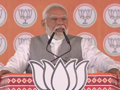 PM मोदी बोले- कांग्रेस पाकिस्तान की मुरीद: यहां कांग्रेस दम तोड़ रही, वहां पाकिस्तान रो रहा; वो चाहता है शहजादा प्रधानमंत्री बने – Gujarat News