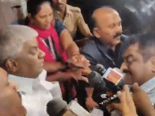 पूर्व पीएम देवगौड़ा के बेटे एचडी रेवन्ना SIT हिरासत में: किडनैपिंग से जुड़ा है मामला; सेक्स स्कैंडल में घिरे पोते प्रज्वल को ब्लूकॉर्नर नोटिस की तैयारी