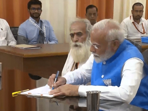 पीएम मोदी के पास न कार, न खुद का घर: पांच साल में संपत्ति 87 लाख बढ़कर 3.02 करोड़ हुई, 52 हजार 920 रुपए कैश – Varanasi News पीएम मोदी के पास न कार, न खुद का घर: पांच साल में संपत्ति 87 लाख बढ़कर 3.02 करोड़ हुई, 52 हजार 920 रुपए कैश – Varanasi News