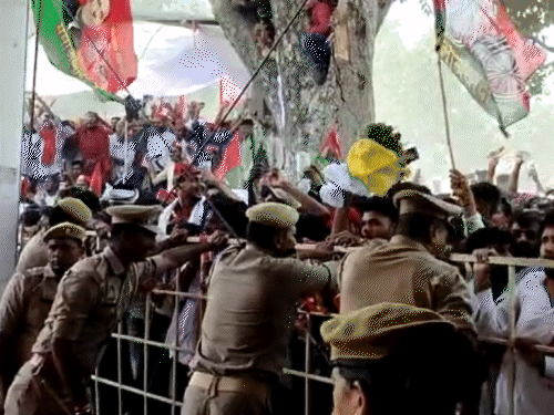 राहुल-अखिलेश की सभा में हंगामा, दोनों मंच छोड़कर गए: प्रयागराज में समर्थकों ने सुरक्षा घेरा तोड़ा, पुलिस से धक्का-मुक्की; कई घायल – Prayagraj (Allahabad) News राहुल-अखिलेश की सभा में हंगामा, दोनों मंच छोड़कर गए: प्रयागराज में समर्थकों ने सुरक्षा घेरा तोड़ा, पुलिस से धक्का-मुक्की; कई घायल – Prayagraj (Allahabad) News