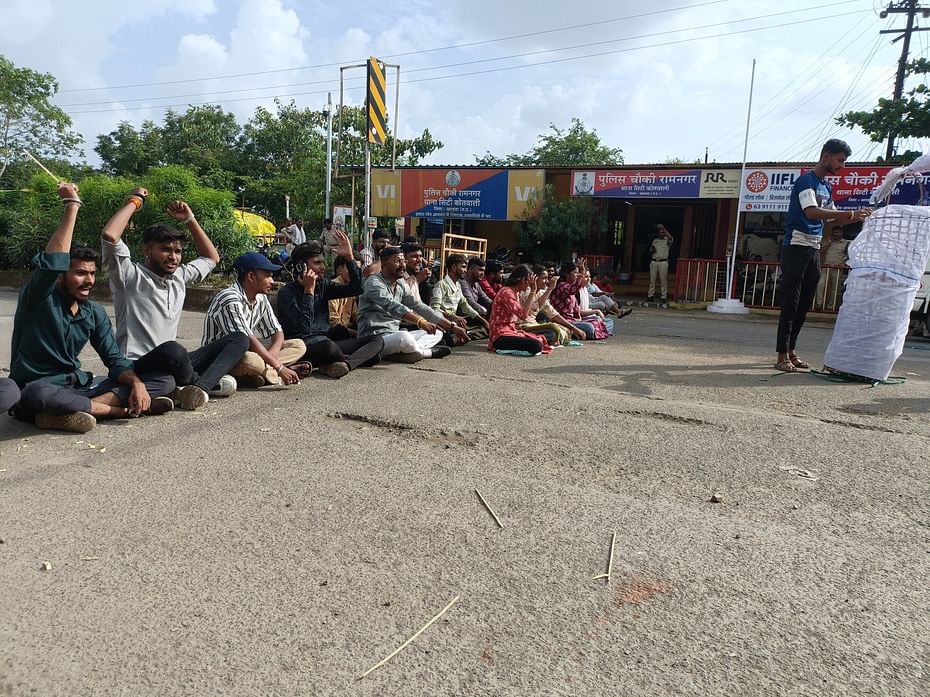 Khandwa News: ABVP कार्यकर्ताओं ने पुलिस चौकी के सामने किया चक्काजाम, चौकी प्रभारी पर लगाए दुर्व्यवहार के आरोप