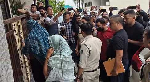 Raja Raghuvanshi Case: शिलांग पुलिस पहुंची रतलाम, सिलोम जेम्स की ससुराल से एक बैग किया जब्त, गहने हो सकते हैं Raja Raghuvanshi Case: शिलांग पुलिस पहुंची रतलाम, सिलोम जेम्स की ससुराल से एक बैग किया जब्त, गहने हो सकते हैं