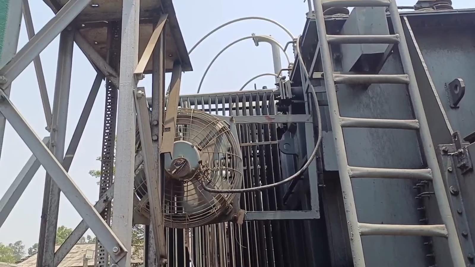 OMG! इंसान ही नहीं, मशीनों को भी लग रही गर्मी, ट्रांसफार्मर को फर्राटा पंखे से ठंडक OMG! इंसान ही नहीं, मशीनों को भी लग रही गर्मी, ट्रांसफार्मर को फर्राटा पंखे से ठंडक