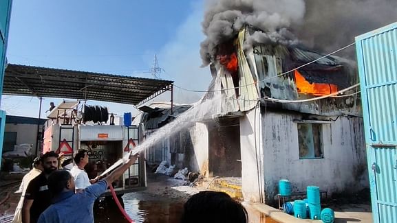 Mandsaur News: मसाला फैक्ट्री में धमाके के साथ लगी भीषण आग, बुझाने के लिए दमकल के साथ बुलाए गए पानी के टैंकर