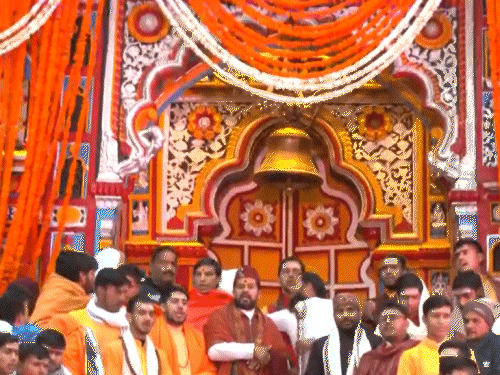 वैदिक मंत्रोच्चार के साथ बद्रीनाथ धाम के कपाट खुले: ब्रह्ममुहूर्त में गणेश और द्वार पूजा हुई, 20 हजार से ज्यादा श्रद्धालु पहुंचे वैदिक मंत्रोच्चार के साथ बद्रीनाथ धाम के कपाट खुले: ब्रह्ममुहूर्त में गणेश और द्वार पूजा हुई, 20 हजार से ज्यादा श्रद्धालु पहुंचे