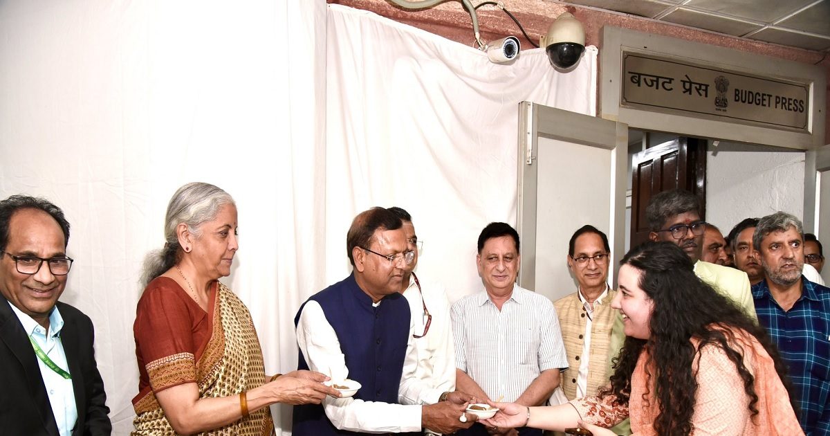 Budget Halwa Ceremony: हलवा सेरेमनी के साथ बजट की तैयारियां शुरू, वित्त मंत्री ने बांटी ‘मिठास’