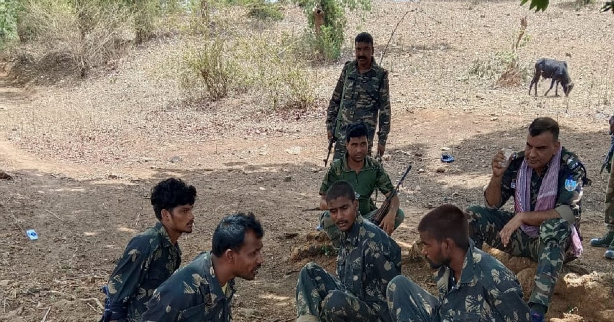 जंगल में जुटे नक्सली फरमा रहे थे आराम, अचानक पहुंच गई 4 थानों की पुलिस और बिना फायरिंग करवाया सरेंडर, जानिये कैसे हुआ यह बड़ा ऑपरेशन जंगल में जुटे नक्सली फरमा रहे थे आराम, अचानक पहुंच गई 4 थानों की पुलिस और बिना फायरिंग करवाया सरेंडर, जानिये कैसे हुआ यह बड़ा ऑपरेशन