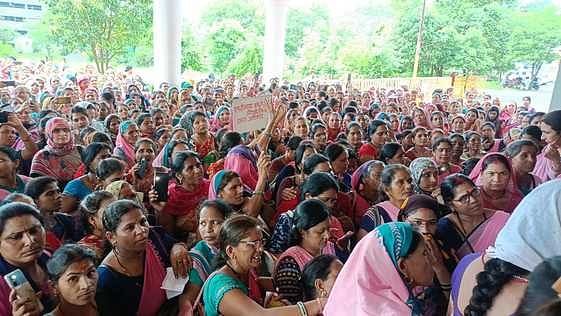Sehore News: आंगनबाड़ी कार्यकर्ताओं ने पोषण ट्रैकर एप के फेस कैप्चर का किया विरोध, रैली निकालकर रखीं मांगें
