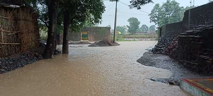 Umaria News: लगातार बारिश से घोरमरा गांव जलमग्न, लोगों के घरों में घुसा पानी, प्रशासन से राहत की मांग