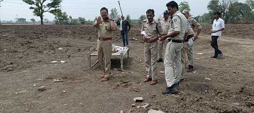 Damoh News: पुलिसकर्मी और डायल-100 के पायलट को जिंदा जलाने का प्रयास, 30 पर केस दर्ज, घटना स्थल पर पहुंचे एसपी