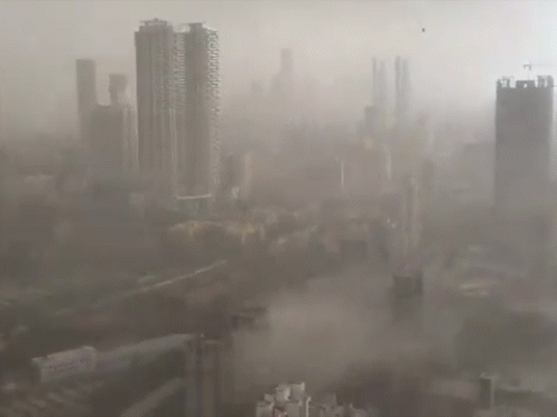 मुंबई में बारिश, 60 किमी की रफ्तार से हवा चली: दोपहर 3 बजे कई इलाकों में अंधेरा छाया; मुंबई एयरपोर्ट पर ऑपरेशन बंद