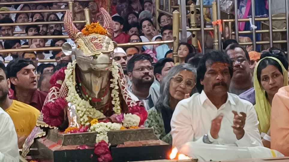 Ujjain News: महाकालेश्वर मंदिर पहुंचे हॉकी खिलाड़ी धनराज पिल्लै और आशीष बल्लाल, भस्मारती में हुए शामिल