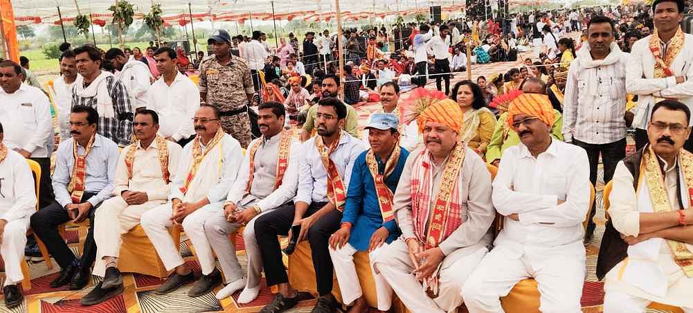 Harda News: नयागांव में आदर्श यदुवंशी समाज का सामूहिक विवाह सम्मेलन, सीएम ने 47 जोड़ों को दिया आशीर्वाद Harda News: नयागांव में आदर्श यदुवंशी समाज का सामूहिक विवाह सम्मेलन, सीएम ने 47 जोड़ों को दिया आशीर्वाद