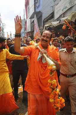 Sehore News: जल लेने सीवन नदी पहुंचे शिवभक्त, कांवड़ लेकर जाएंगे कुबेरेश्वर धाम, एक माह चलेगा मेला