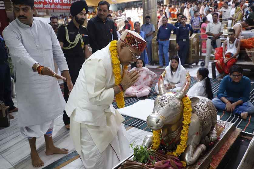 Ujjain News: पत्नी संग बाबा महाकाल की शरण मे पहुंचे हिमाचल प्रदेश के राज्यपाल, नंदी के कानों में कही मनोकामना