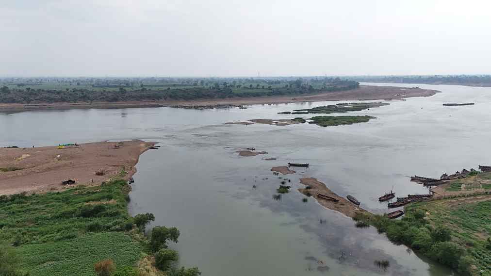 Sehore news: गर्मी में मां नर्मदा भी तरस रही पानी को, जिधर नजर जाए दिख रहे टापू, श्रद्धालु पैदल ही कर रहे पार