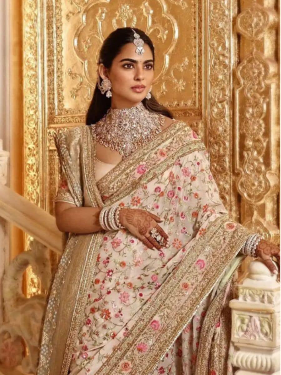 भाई अनंत की शादी में ईशा अंबानी ने साड़ी में ढाया कहर, कपड़े से लेकर ज्वेलरी तक हर चीज खास, दिखा शाही अंदाज