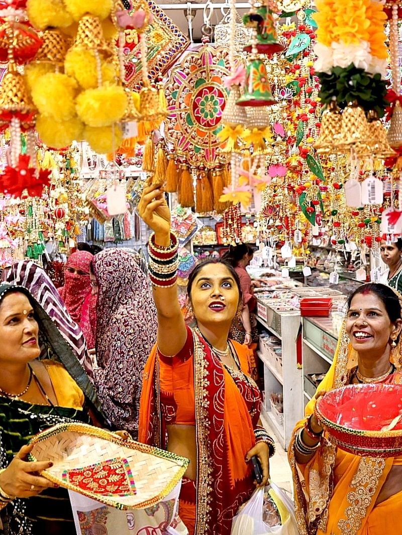 इंदौर के बाजारों में छाई अक्षय तृतीया की रौनक इंदौर के बाजारों में छाई अक्षय तृतीया की रौनक