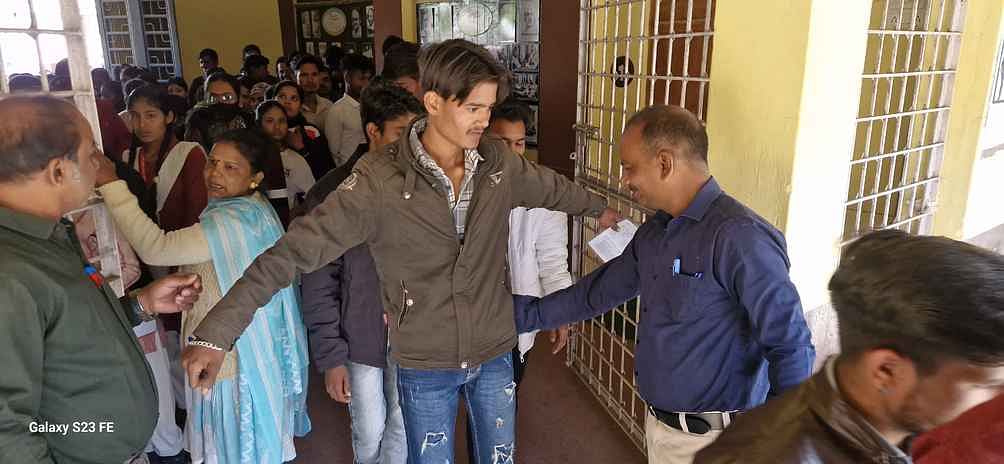 Damoh News: पेपर देकर आ रही बारहवीं की छात्रा पुल से गिरी; हालत गंभीर, जिला अस्पताल में चल रहा इलाज