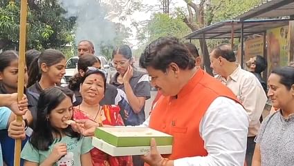 MP News: पाकिस्तान में ऑपरेशन सिंदूर, उज्जैन में जश्न, ढोल बजाकर फोड़े पटाखे, एक दूसरे को खिलाई मिठाई