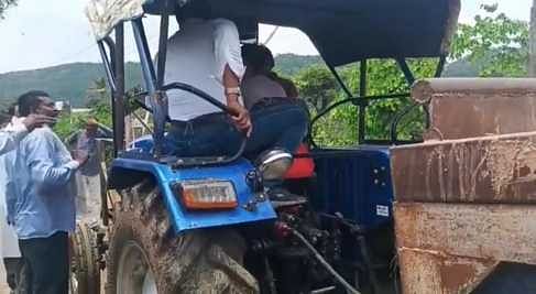 Maihar News: रेत माफियाओं ने नायब तहसीलदार को रौंदने का किया प्रयास, बाल-बाल बचे अधिकारी