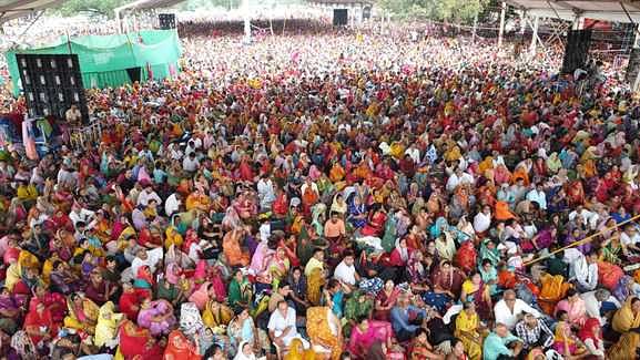 Sehore News: कुबेरश्वरधाम में शिव महापुराण कथा, पंडित मिश्रा बोले- सनातन धर्म सिखाता है आध्यात्मिक जीवन